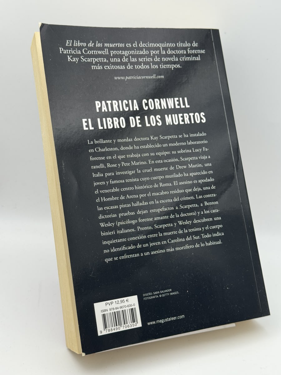 Foto 2 de El libro de los muertos de Patricia Cornwell, libro de segunda mano