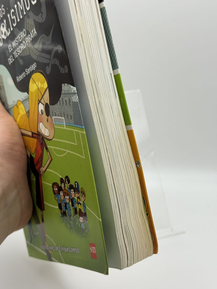 Foto 3 de Los Futbolísimos: El misterio del tesoro pirata de Roberto Santiago, libro de segunda mano