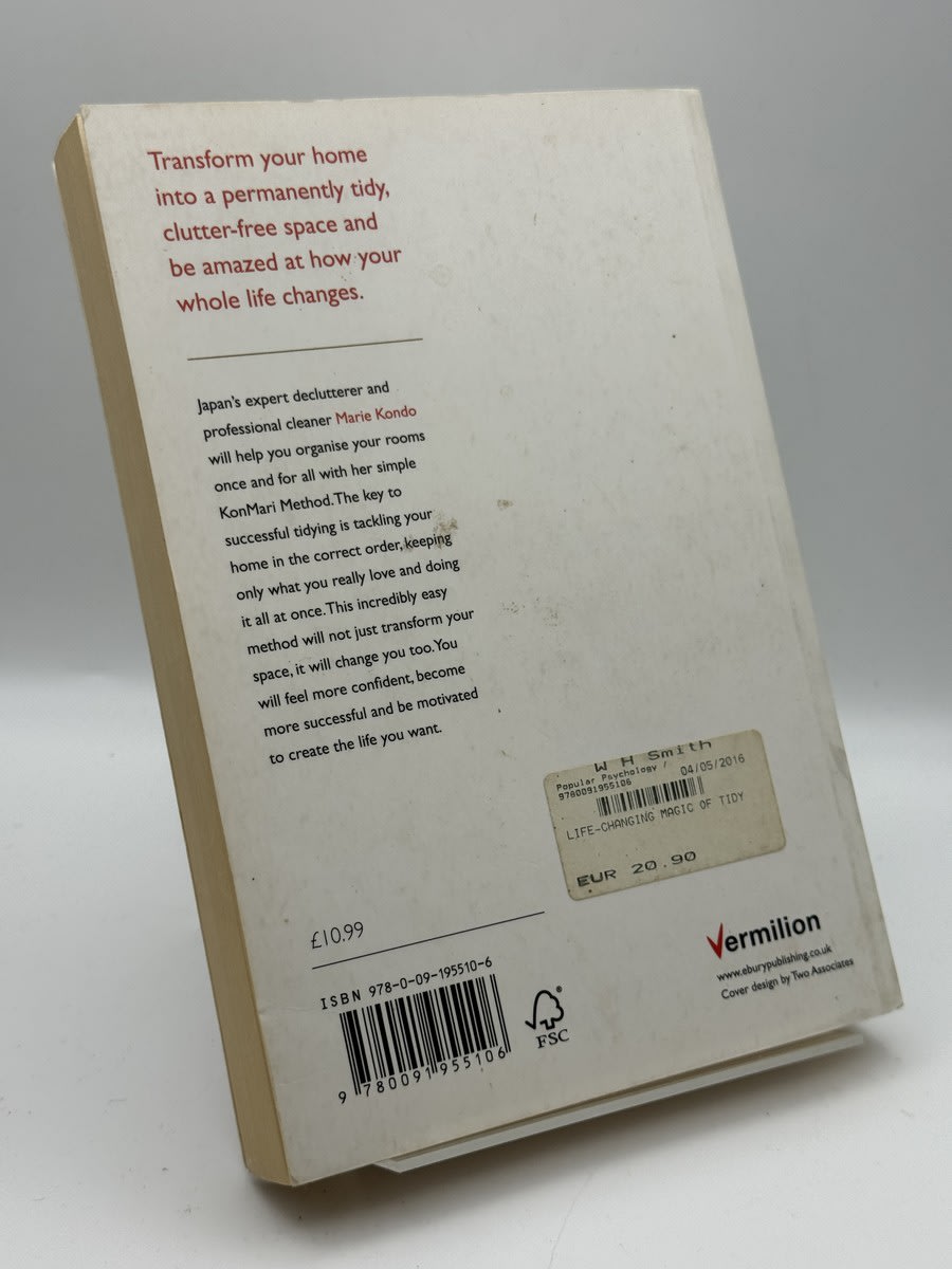 Foto 2 de The Life-Changing Magic of Tidying - Marie Kondo de Marie Kondo, libro de segunda mano