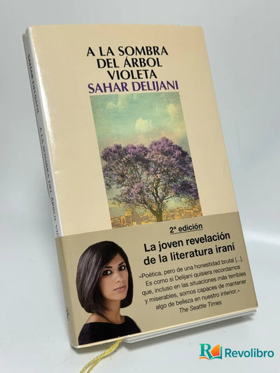 A la sombra del árbol violeta