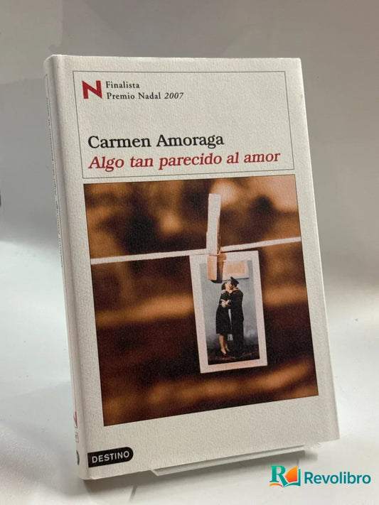 Portada de Algo tan parecido al amor de Carmen Amoraga, libro de segunda mano