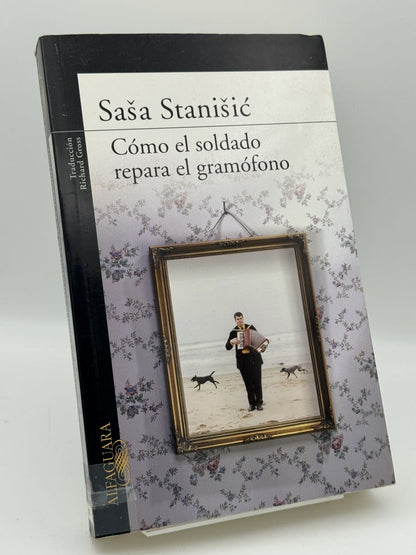 Portada de Cómo el soldado repara el gramófono de Saša Stanišić, libro de segunda mano