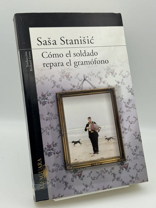Portada de Cómo el soldado repara el gramófono de Saša Stanišić, libro de segunda mano