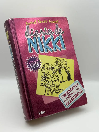 Portada de Diario de nikki Crónicas de una vida muy poco glamurosa de Rachel Renée Russell, libro de segunda mano