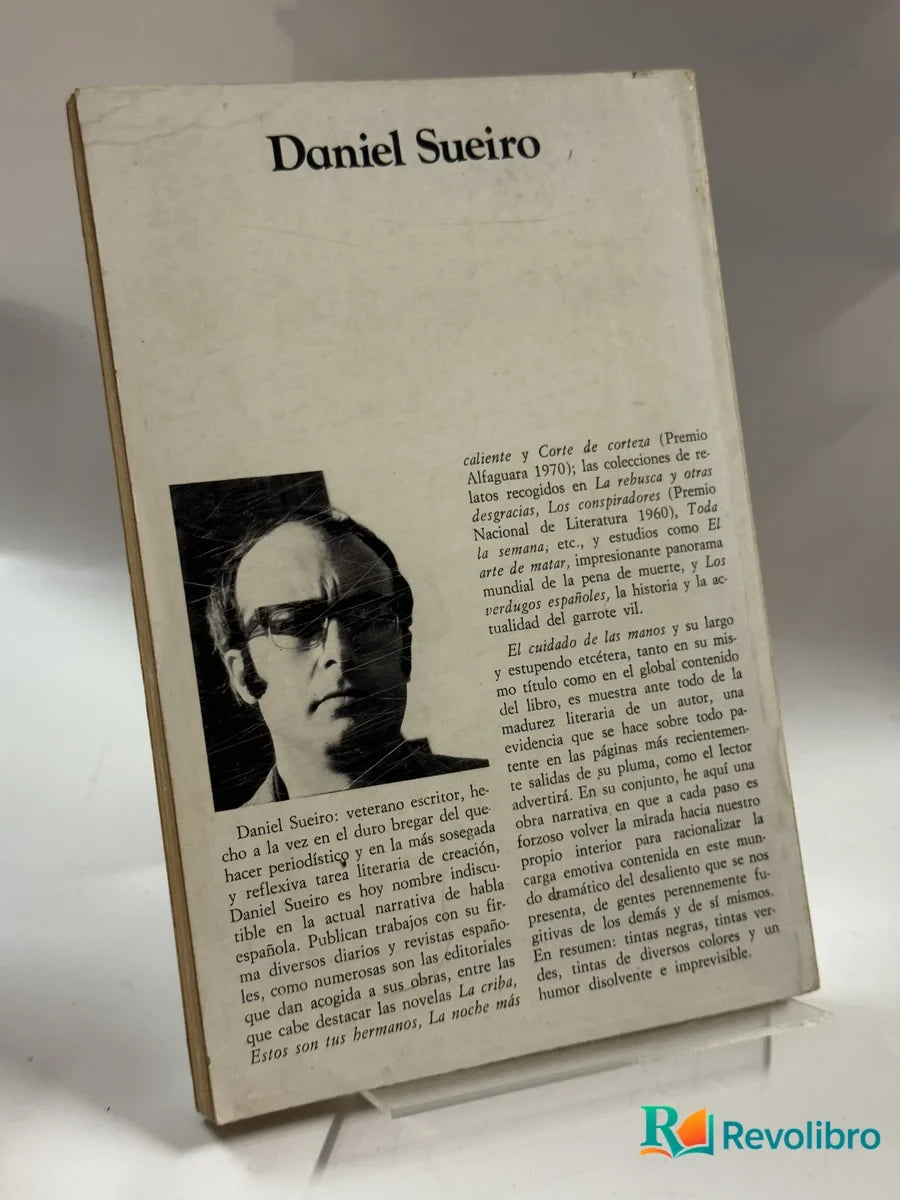 Foto 2 de EL CUIDADO DE LAS MANOS o de cómo progresar en los preparativos del amor sin producir averías en la delicada ropa interior de Daniel Sueiro, libro de segunda mano