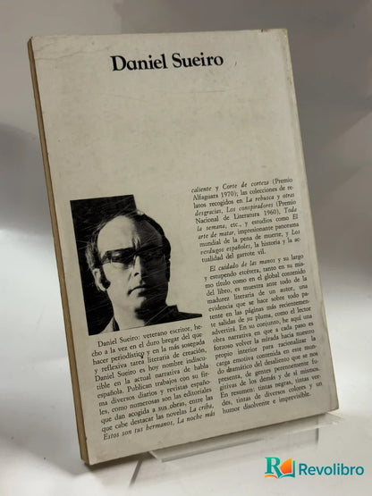 Foto 2 de EL CUIDADO DE LAS MANOS o de cómo progresar en los preparativos del amor sin producir averías en la delicada ropa interior de Daniel Sueiro, libro de segunda mano