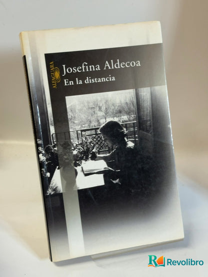 Portada de En la distancia de Josefina Aldecoa, libro de segunda mano
