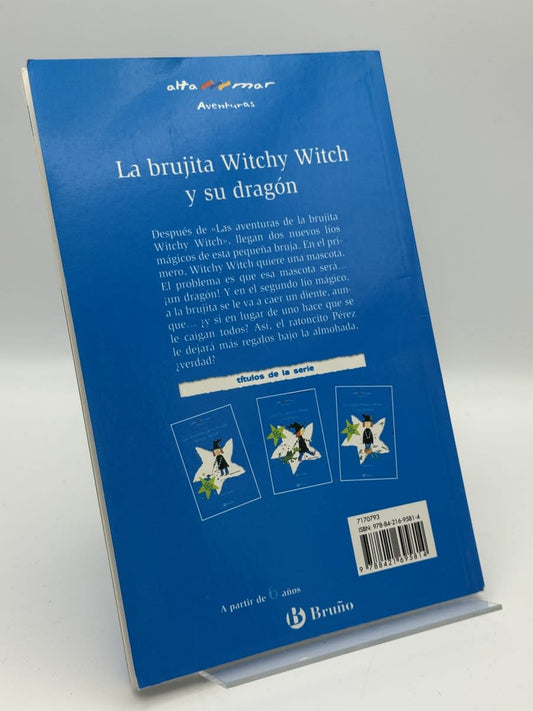 La brujita witchy witch y su dragon/ Titchy Witch and the Stray Dragon and Titchy Witch and the Wobbly Fang (Alta Mar; Aventuras; Brujita Witchy Witch) - Imagen 2