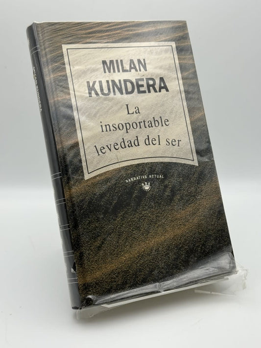 Portada de La insoportable levedad del ser - Milán Kundera de Milán Kundera, libro de segunda mano