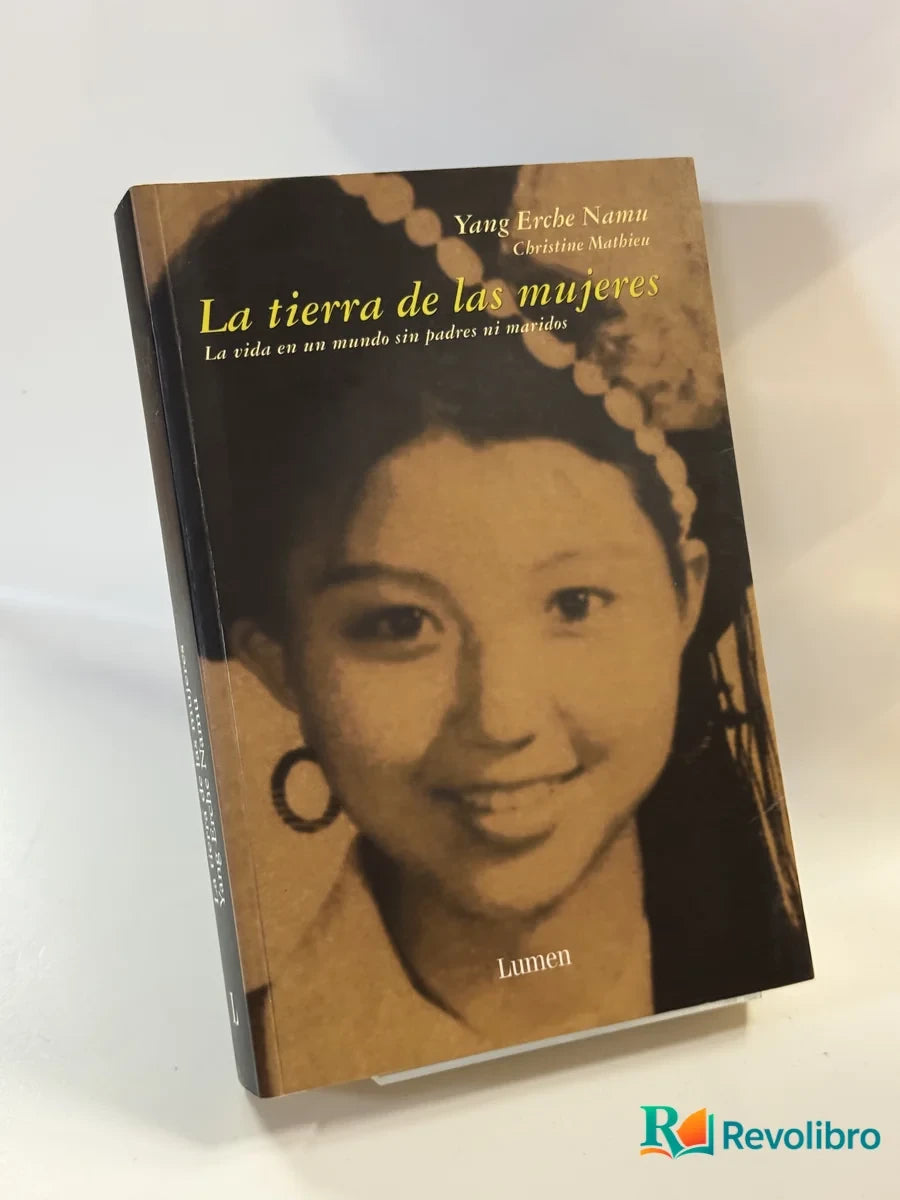 Portada de La tierra de las mujeres de Yang Erche Namu, libro de segunda mano