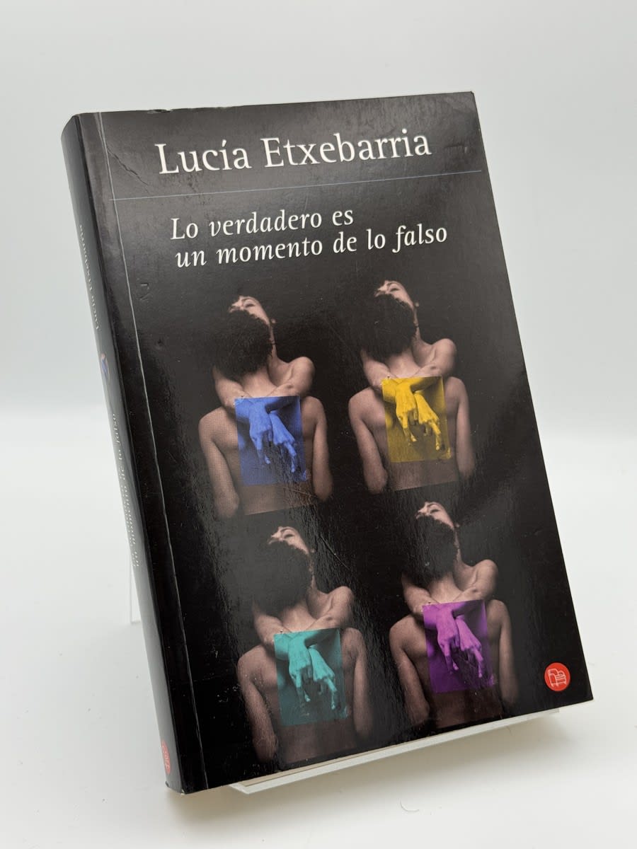 Portada de Lo verdadero es un momento de lo falso - Lucía Etxebarría de Lucía Etxebarría, libro de segunda mano
