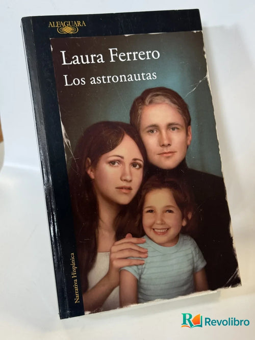 Portada de Los astronautas de Laura Ferrero, libro de segunda mano