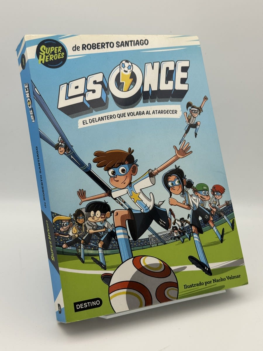 Portada de Los Once 1. El delantero que volaba al atardecer de Roberto Santiago, libro de segunda mano