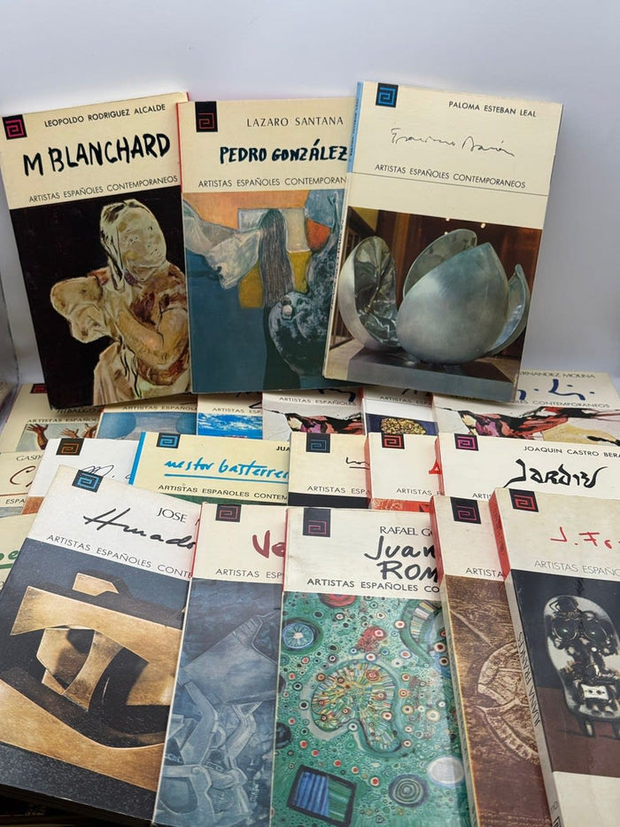 Lote de 21 volúmenes de la colección “Artistas Españoles Contemporáneos”