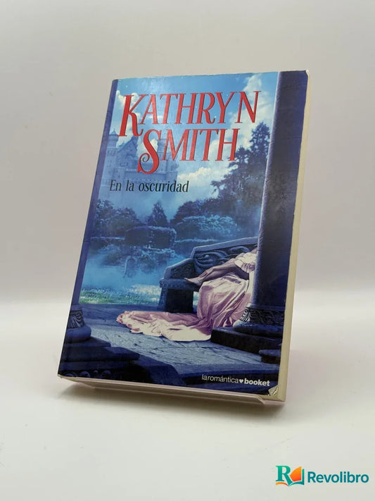 Portada de En la oscuridad de Kathryn Smith, libro de segunda mano