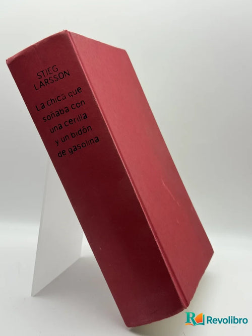 Portada de La chica que soñaba con una cerilla y un bidón de gasolina de Stieg Larsson, libro de segunda mano