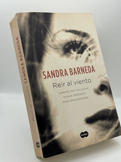Portada de Reir al viento - Sandra Barneda de Sandra Barneda, libro de segunda mano