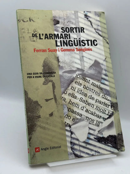 Portada de Sortir de l'armari lingüístic de Ferran Suay i Gemma Sanginés, libro de segunda mano