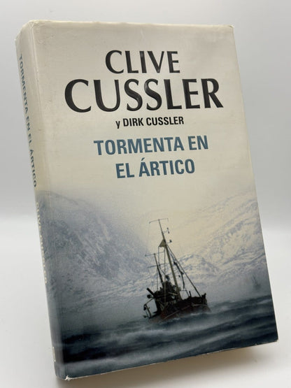 Portada de Tormenta en el Ártico - Clive Cussler de Clive Cussler, libro de segunda mano
