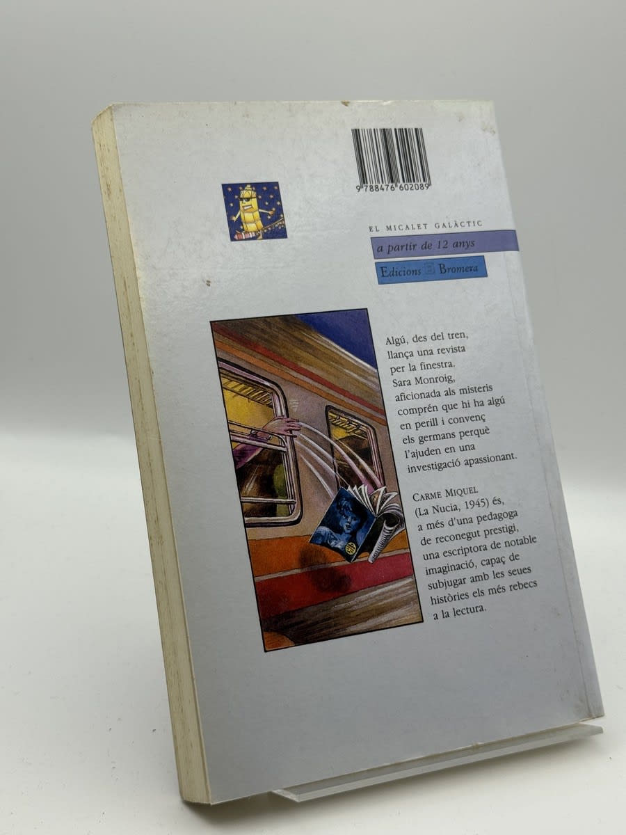 Foto 2 de Uns papers en una capsa - Carme Miquel Diego de Carme Miquel Diego, libro de segunda mano