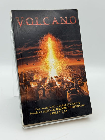 Portada de Volcano de Richard Woodley, libro de segunda mano