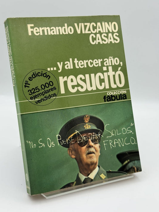 Portada de ... Y al tercer año, resucitó de Fernando Vizcaíno Casas, libro de segunda mano
